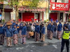 Pamong Jatiayu 'Sowan' ke Keraton: Tampil Serasi dalam Kirab Budaya Mangayubagya Yuswa Dalem